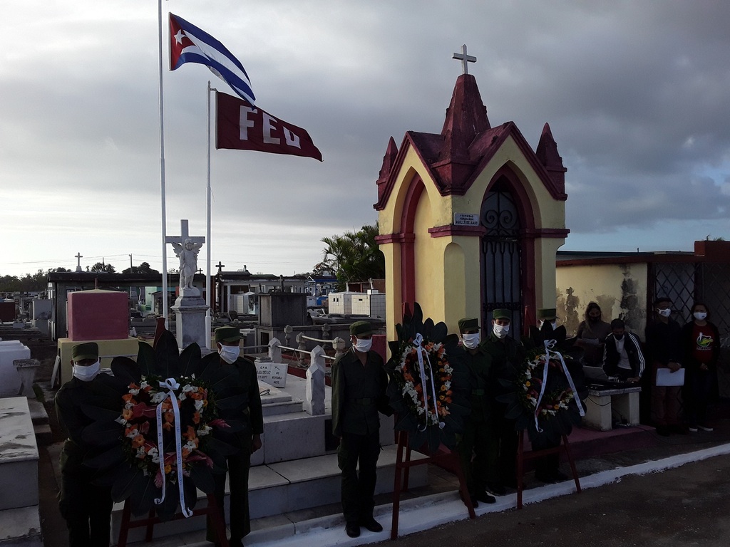 Ofrendas florales de Raúl Castro, Díaz-Canel y el pueblo de Cuba a José A. Echeverría Ofrendas florales de Raúl Castro, Díaz-Canel y el pueblo de Cuba a José A. Echeverría