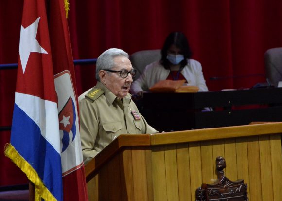 Raúl Castro presenta Informe Central del 8vo Congreso del Partido Comunista de Cuba Raúl Castro presenta Informe Central del 8vo Congreso del Partido Comunista de Cuba