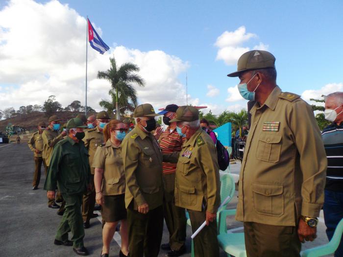 Felicita Raúl Castro a Ejército Central en el aniversario 60 de su fundación Felicita Raúl Castro a Ejército Central en el aniversario 60 de su fundación