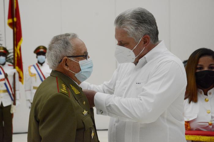 Entregan título honorífico de Héroe del Trabajo de la República de Cuba Entregan título honorífico de Héroe del Trabajo de la República de Cuba