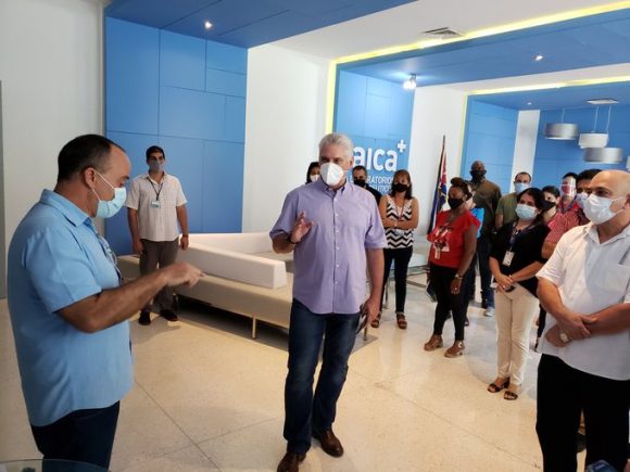 Presidente cubano visita plantas productoras de medicamentos e insumos médicos para enfrentar la COVID-19 Presidente cubano visita plantas productoras de medicamentos e insumos médicos para enfrentar la COVID-19