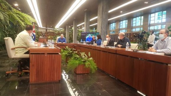 Presidente cubano e integrantes de su equipo de gobierno comparecen en cadena nacional Presidente cubano e integrantes de su equipo de gobierno comparecen en cadena nacional