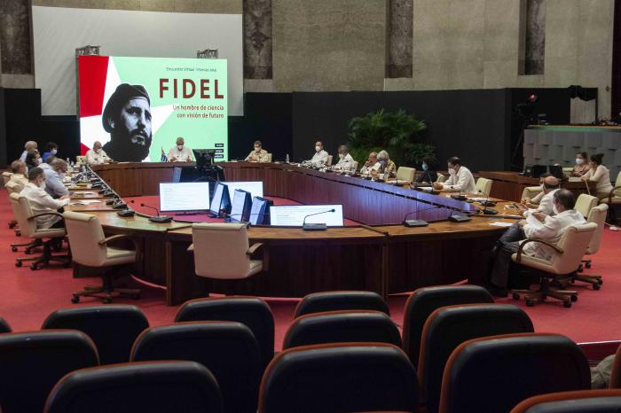 Fidel es presente y futuro, como lo es la Revolución a la que su pueblo da continuidad Fidel es presente y futuro, como lo es la Revolución a la que su pueblo da continuidad