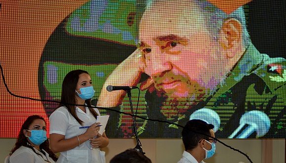 Díaz-Canel a los estudiantes de Ciencias Médicas: Ustedes son parte del pensamiento visionario de Fidel Díaz-Canel a los estudiantes de Ciencias Médicas: Ustedes son parte del pensamiento visionario de Fidel