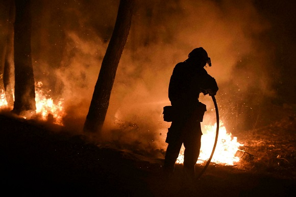 Continúan los incendios y Grecia sufre una crisis ecológica sin precedentes Continúan los incendios y Grecia sufre una crisis ecológica sin precedentes