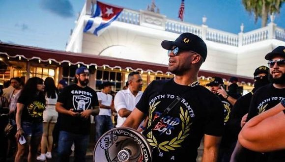 Dan 5 meses de prisión a líder de grupo extremista de Estados Unidos Dan 5 meses de prisión a líder de grupo extremista de Estados Unidos