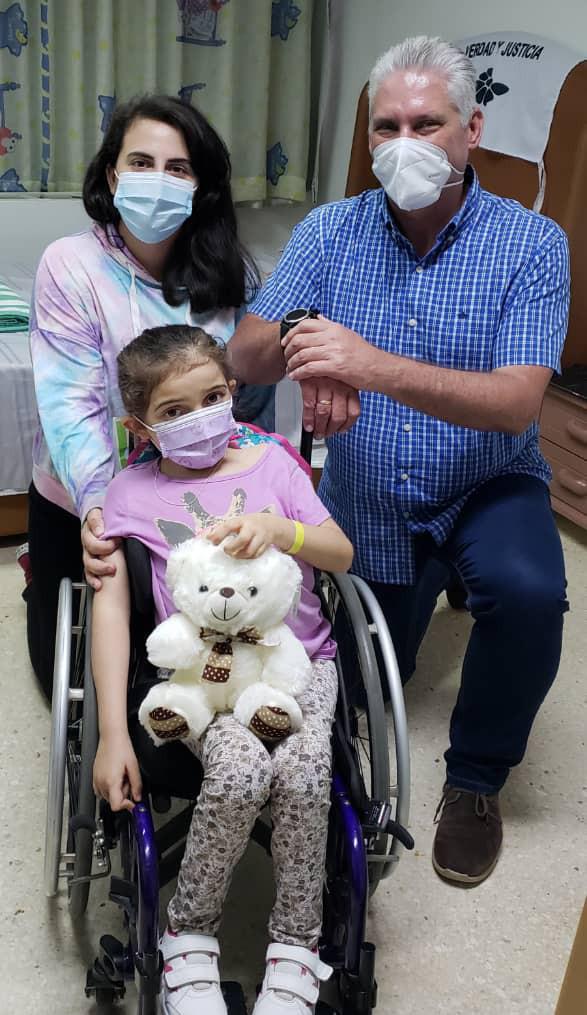 Presidente de Cuba visitó a Aurora, niña uruguaya ingresada para rehabilitación neuromuscular Presidente de Cuba visitó a Aurora, niña uruguaya ingresada para rehabilitación neuromuscular