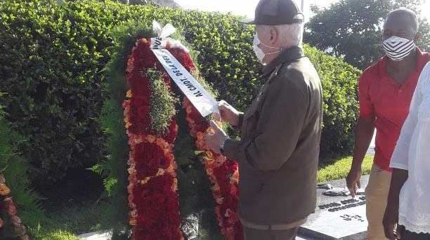 Ofrendas florales de Raúl Castro y Díaz-Canel a Juan Almeida en aniversario de su muerte Ofrendas florales de Raúl Castro y Díaz-Canel a Juan Almeida en aniversario de su muerte