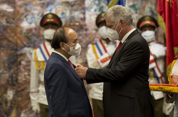 Recibe el presidente de Vietnam la más alta condecoración que otorga Cuba Recibe el presidente de Vietnam la más alta condecoración que otorga Cuba