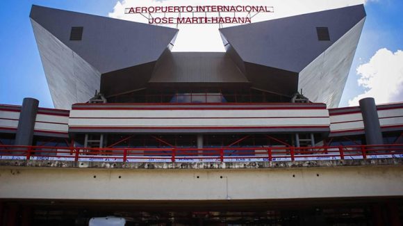 Cuba abre fronteras al turismo internacional, indispensable para la recuperación de su economía Cuba abre fronteras al turismo internacional, indispensable para la recuperación de su economía