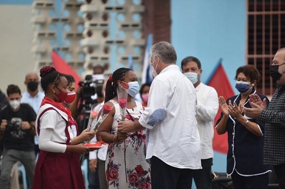 Asiste presidente cubano al acto por el reinicio presencial del curso escolar Asiste presidente cubano al acto por el reinicio presencial del curso escolar