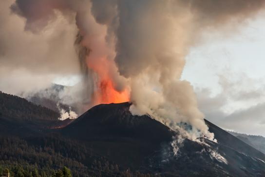 La lava ha hecho crecer la isla de La Palma en 43 hectáreas, según un sistema europeo de satélites La lava ha hecho crecer la isla de La Palma en 43 hectáreas, según un sistema europeo de satélites