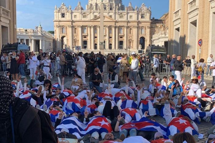 Ofensa al Papa, al Vaticano y a la fe Ofensa al Papa, al Vaticano y a la fe