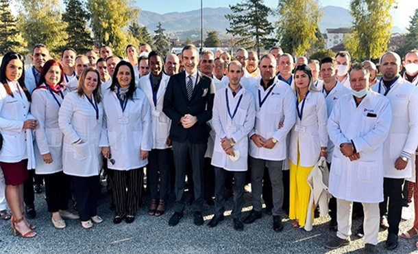 Grupo de médicos cubanos arriba a la región italiana de Calabria Grupo de médicos cubanos arriba a la región italiana de Calabria