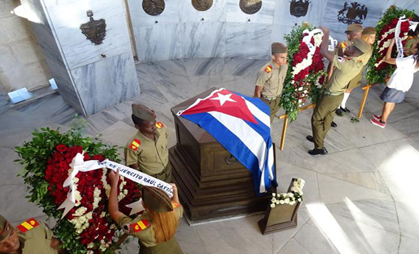 Dedican Raúl Castro y Díaz-Canel ofrendas florales a Martí Dedican Raúl Castro y Díaz-Canel ofrendas florales a Martí