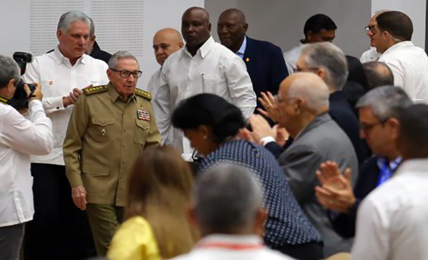 Asisten Raúl Castro y Díaz-Canel a sesión extraordinaria del Parlamento Asisten Raúl Castro y Díaz-Canel a sesión extraordinaria del Parlamento