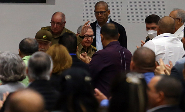 Asisten Raúl Castro y Díaz-Canel a sesiones del parlamento de Cuba Asisten Raúl Castro y Díaz-Canel a sesiones del parlamento de Cuba