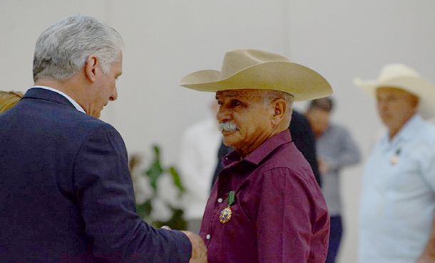 Condecoran a destacados campesinos cubanos