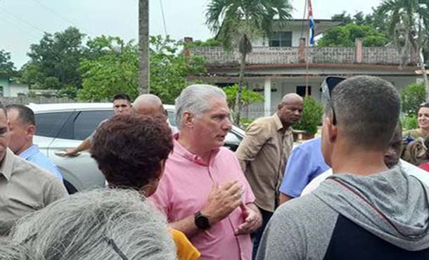 Intercambió Díaz-Canel con pobladores de Aguada de Pasajeros Intercambió Díaz-Canel con pobladores de Aguada de Pasajeros