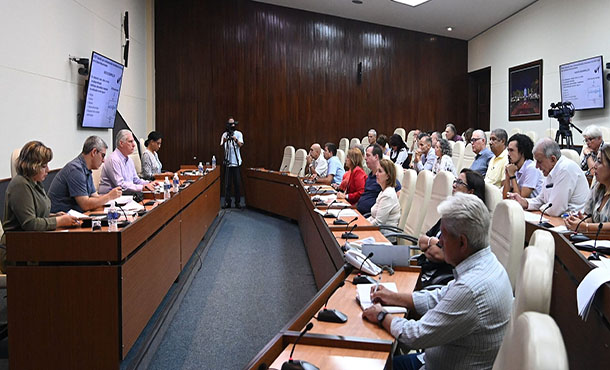 Asiste Díaz-Canel a presentación de nuevos equipos médicos Asiste Díaz-Canel a presentación de nuevos equipos médicos