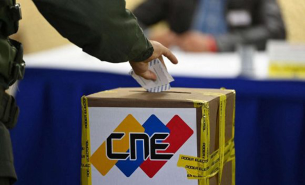 En Venezuela: Maduro ejerce su derecho al voto En Venezuela: Maduro ejerce su derecho al voto