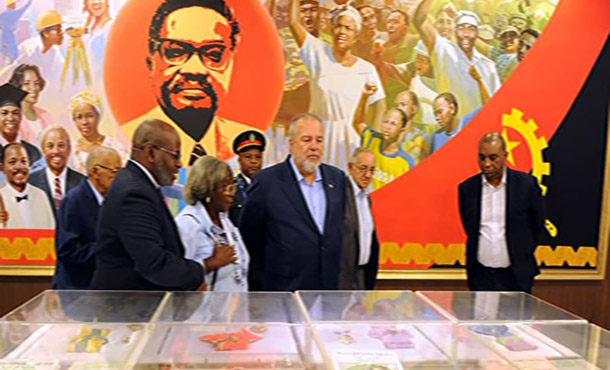 Rinde tributo a Agostinho Neto el primer ministro de Cuba Rinde tributo a Agostinho Neto el primer ministro de Cuba