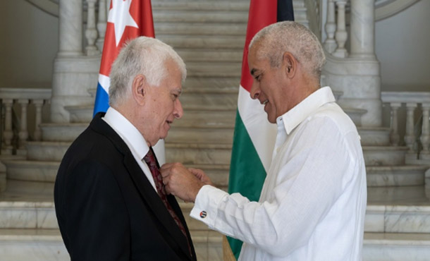 Condecoran a embajador saliente palestino con Medalla de la Amistad Condecoran a embajador saliente palestino con Medalla de la Amistad