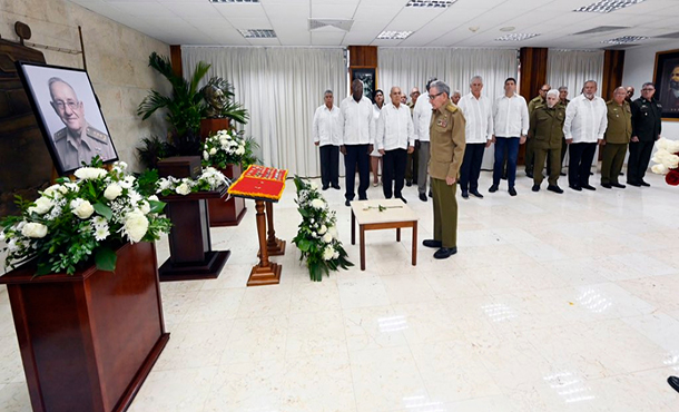 Raúl y Díaz-Canel encabezan homenaje póstumo al general de cuerpo de ejército Ramón Espinosa Raúl y Díaz-Canel encabezan homenaje póstumo al general de cuerpo de ejército Ramón Espinosa