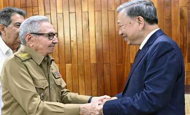 Recibió Raúl Castro al compañero To Lam Recibió Raúl Castro al compañero To Lam