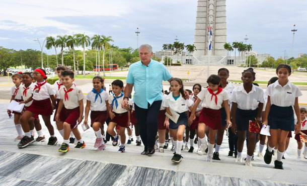 Presidente cubano comparte con niños y adolescentes en el Día Mundial de la Infancia Presidente cubano comparte con niños y adolescentes en el Día Mundial de la Infancia