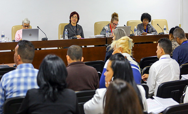 Comisión de Atención a los Servicios debate sobre atención a los planteamientos en el Comercio Interior Comisión de Atención a los Servicios debate sobre atención a los planteamientos en el Comercio Interior