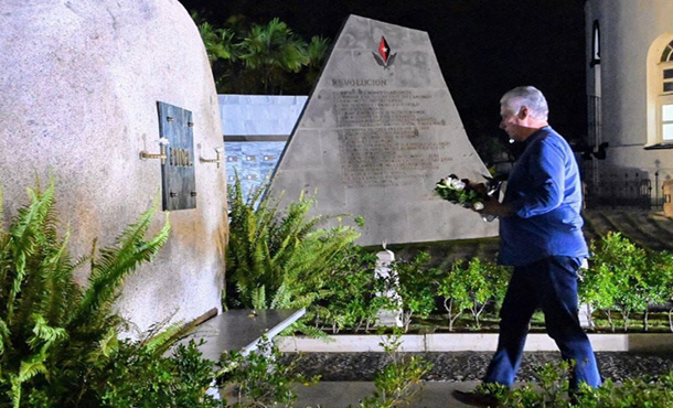 Díaz-Canel rinde tributo al Comandante en Jefe durante visita a Santiago de Cuba
