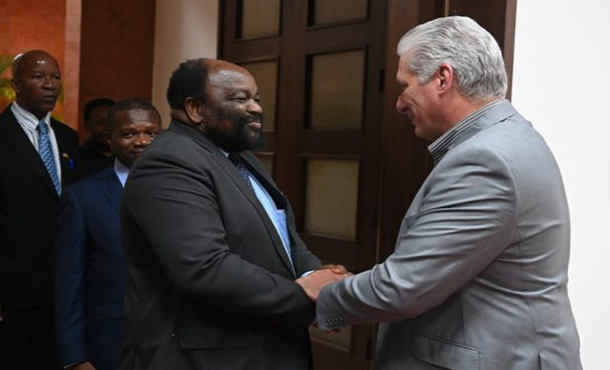 Díaz-Canel recibe al excelentísimo señor Simbarashe Mumbengegwi, enviado especial de Zimbabue Díaz-Canel recibe al excelentísimo señor Simbarashe Mumbengegwi, enviado especial de Zimbabue