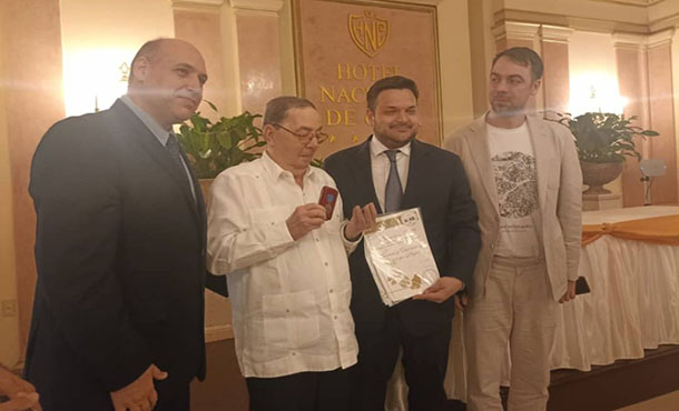 Condecora viceministro ruso a científico cubano