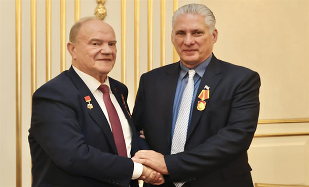 Comunistas rusos otorgan a presidente de Cuba medalla 80 aniversario Comunistas rusos otorgan a presidente de Cuba medalla 80 aniversario