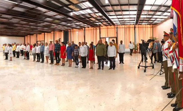 Condecora mandatario cubano a campesinos destacados Condecora mandatario cubano a campesinos destacados