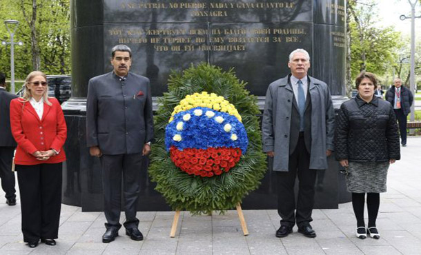 Presidentes de Cuba y Venezuela depositan flores en el monumento a Bolívar en Moscú Presidentes de Cuba y Venezuela depositan flores en el monumento a Bolívar en Moscú