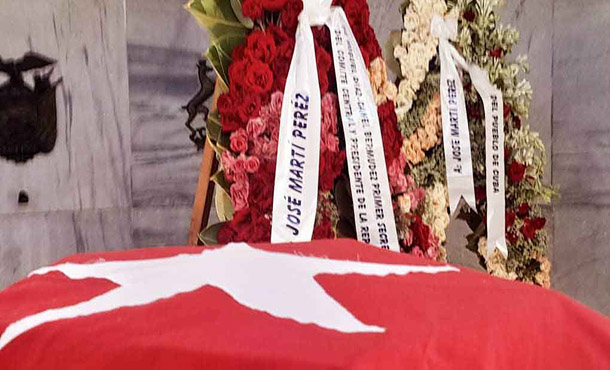 Ofrendas florales de Raúl y Díaz-Canel a José Martí Ofrendas florales de Raúl y Díaz-Canel a José Martí