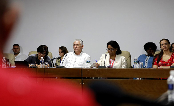 Presidente cubano asiste a debate sobre adelanto de la mujer Presidente cubano asiste a debate sobre adelanto de la mujer