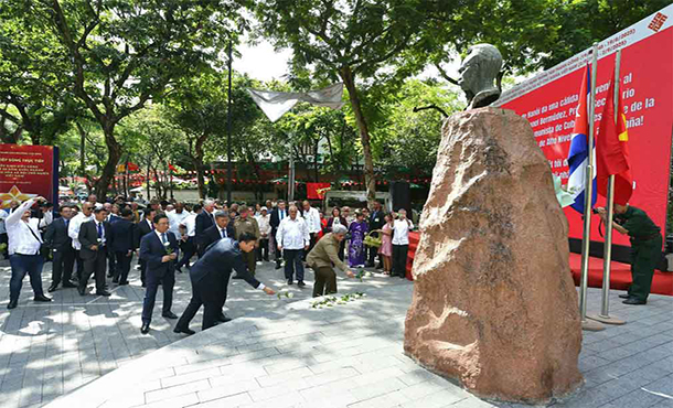 Presidente de Cuba rinde homenaje a José Martí en Vietnam