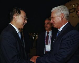 Díaz-Canel llega a Beijing para asistir al acto por aniversario de victoria china en la Guerra Antifascista
