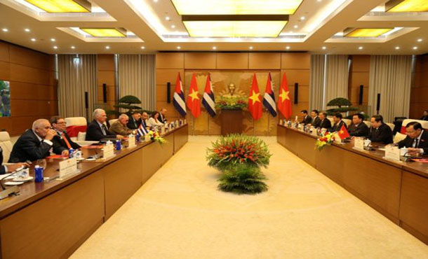 Presidente cubano sostiene intercambios con los jefes del gobierno y del legislativo vietnamitas