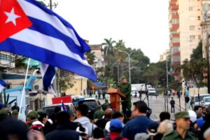 Presidente cubano encabeza marcha en honor a los 32 héroes