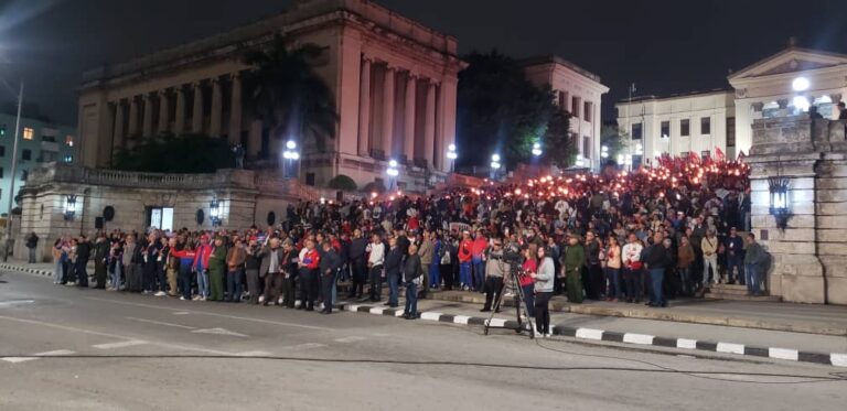 ENCABEZA DÍAZ-CANEL MARCHA DE LAS ANTORCHAS
