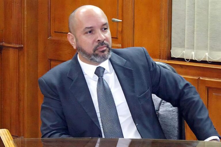 Embajador de Cuba condena bloqueo y denuncia políticas de EEUU