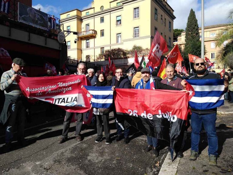 Manifestación en Italia de apoyo a Cuba ante amenazas de EEUU