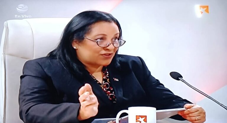 Ministra de Comunicaciones comparece en la Mesa Redonda
