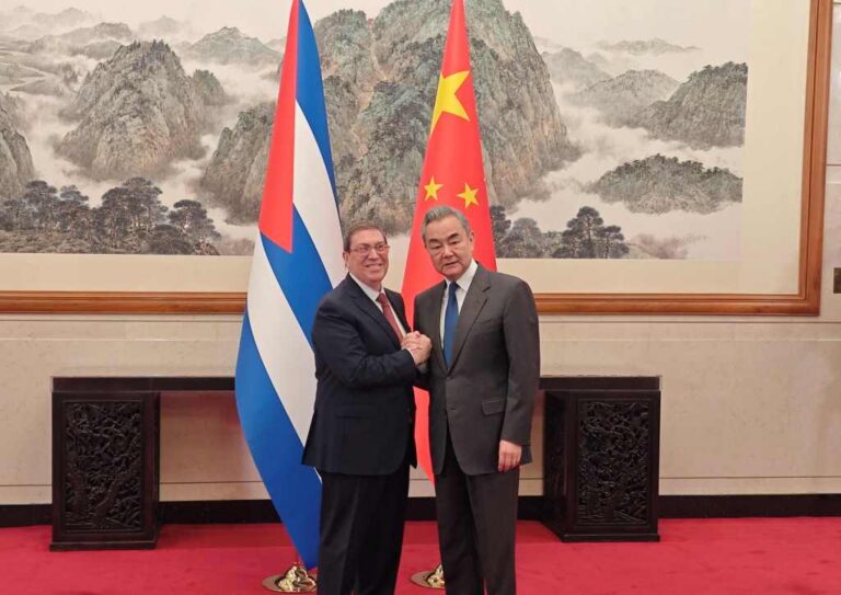 Canciller chino subraya firme respaldo a Cuba en defensa de seguridad