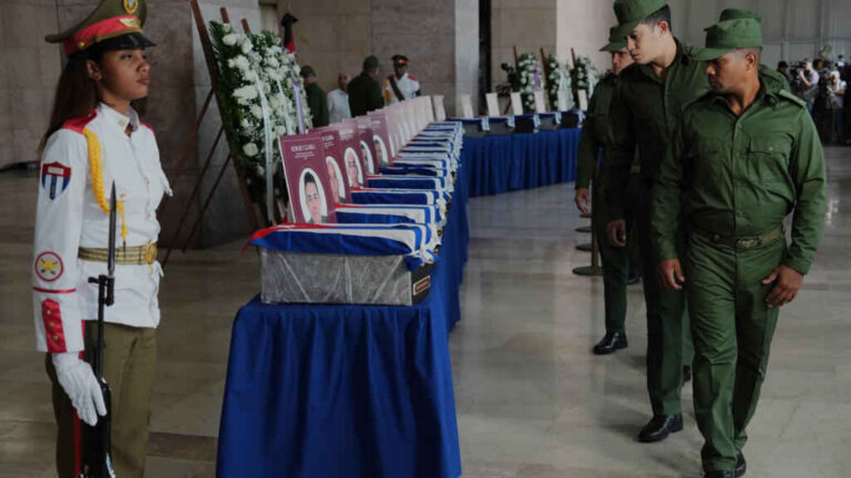 UNIÓN DE RESIDENTES CUBANOS EN ARGENTINA RINDEN TRIBUTO A HÉROES CAÍDOS EN CARACAS